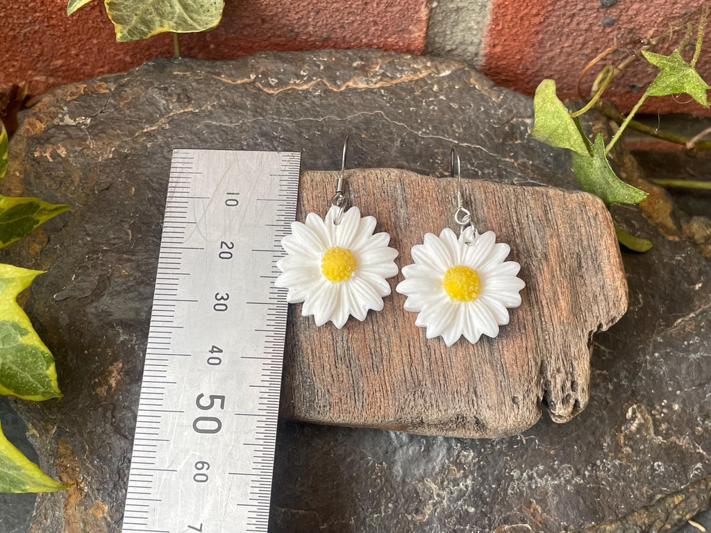 Daisy earrings. Spring earrings. Summer earrings. #196