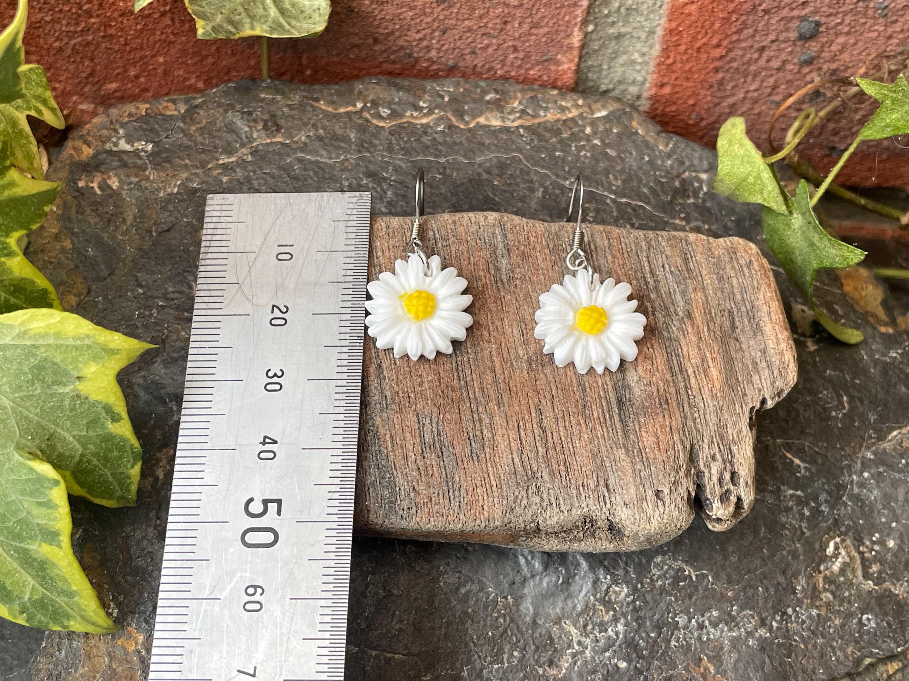 Daisy earrings. Spring earrings. Summer earrings. #196