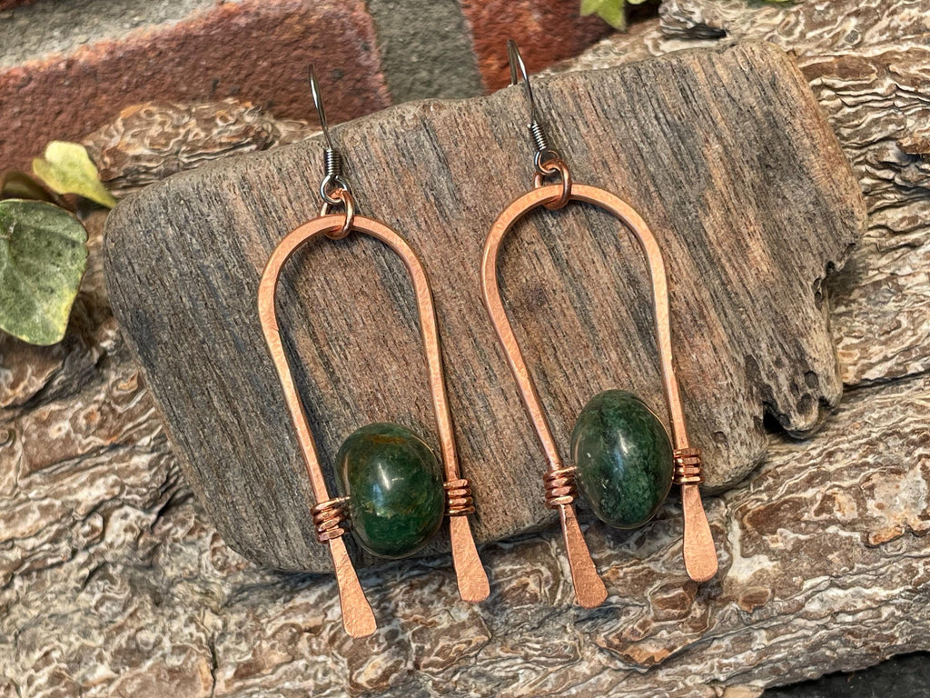 Dangle copper wire earrings. Chandelier earrings. Green and copper earrings. Delicate earrings. Green earrings.