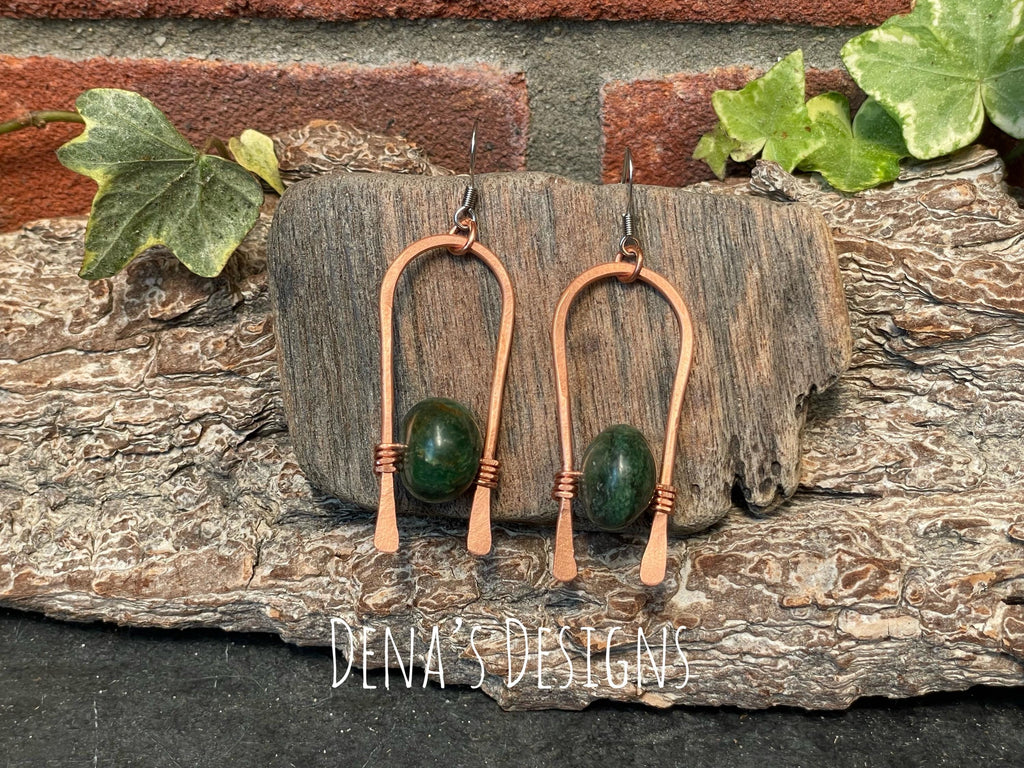 Dangle copper wire earrings. Chandelier earrings. Green and copper earrings. Delicate earrings. Green earrings.