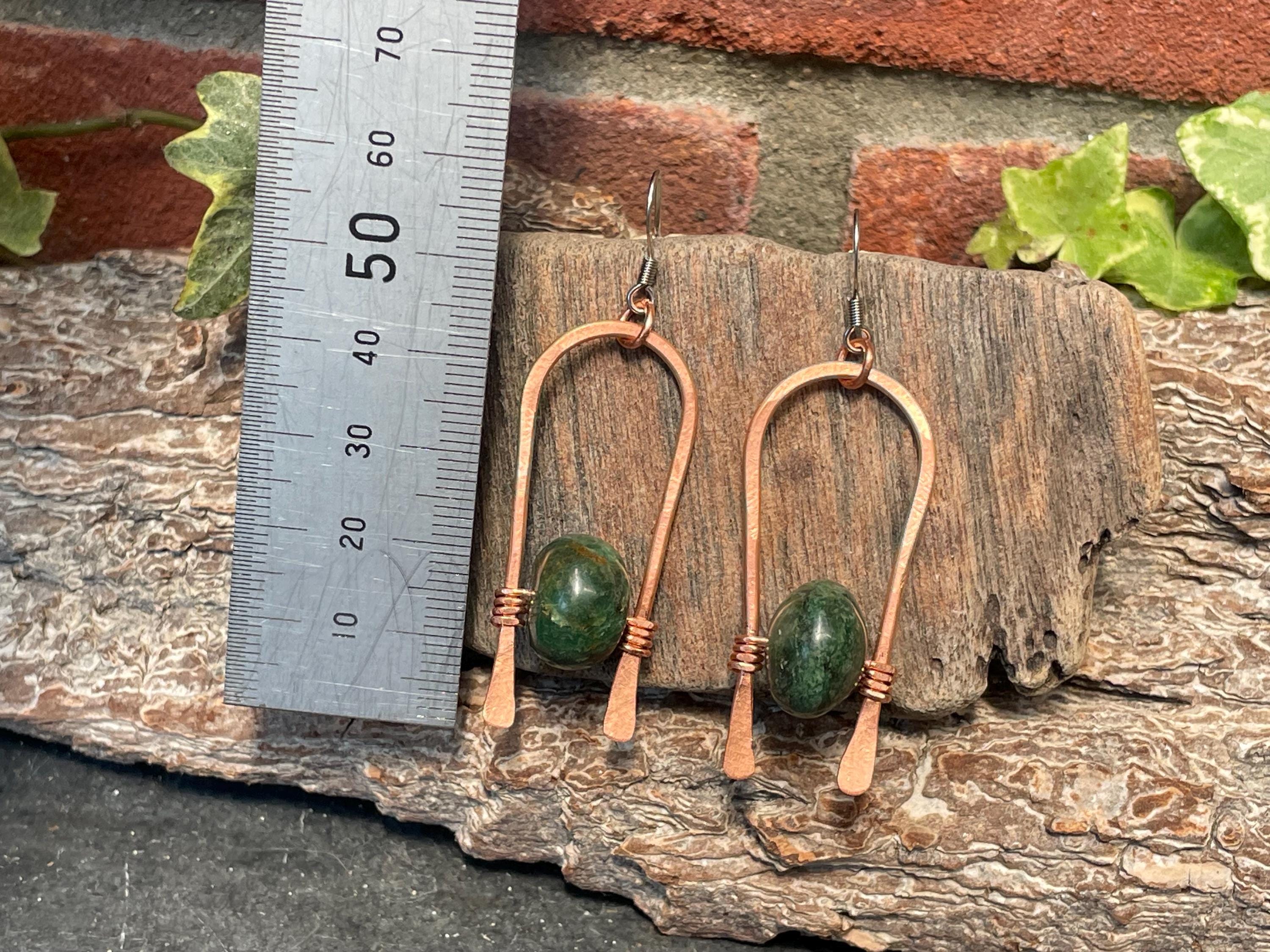 Dangle copper wire earrings. Chandelier earrings. Green and copper earrings. Delicate earrings. Green earrings.